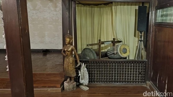 Saat menyantap makanan di sini, pengunjung akan diiringi musik tradisional. Salah satunya, mirip kendang di Indonesia
