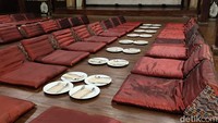 Ini adalah restoran khas yang mempertahankan konsep tradisional di Chiang Mai, Thailand. Tempat duduknya lesehan.