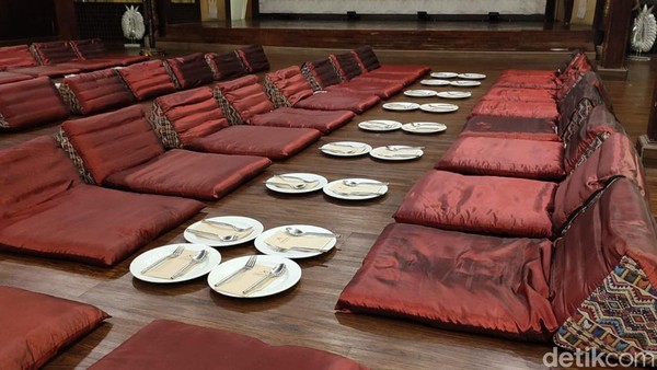 Ini adalah restoran khas yang mempertahankan konsep tradisional di Chiang Mai, Thailand. Tempat duduknya lesehan. Ini adalah restoran khas yang mempertahankan konsep tradisional di Chiang Mai, Thailand. Tempat duduknya lesehan.