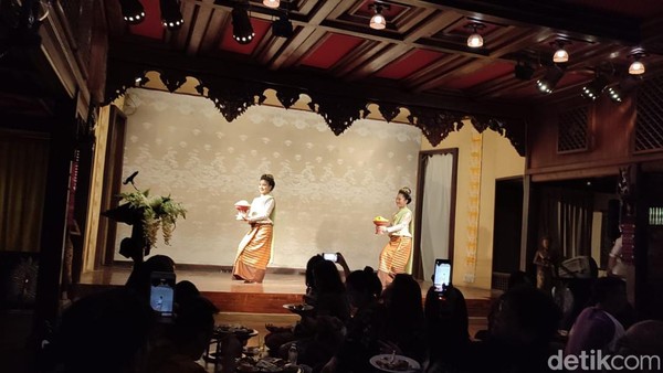 Seperti di Jepang yang diiringi oleh geisha, menyantap khantoke Thailand juga biasa ditemani oleh penari yang melenggok lembut.