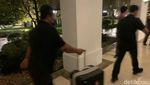 Penampakan KPK Usai Geledah Ruang Kerja Gubernur dan Wagub Jatim