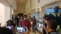 Saat dilakukan penggeledahan di ruang kerjanya, baik Gubernur Khofifah dan Wagub Emil sedang tidak ada di tempat (Foto: Faiq Azmi)