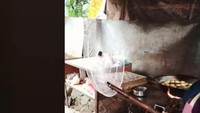 Tak kalah kreatif, pemilik warung makan ini menjadikan bagian depan kipas angin sebagai sutil penyaring untuk mengangkat sekaligus meniriskan makanan. Foto: Twitter/Instagram