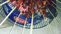 Jika tak ada alat pemanggang, mungkin bagian depan kipas angin bisa dijadikan alat untuk membakar sate, seperti cara yang satu ini. Foto: Twitter/Instagram