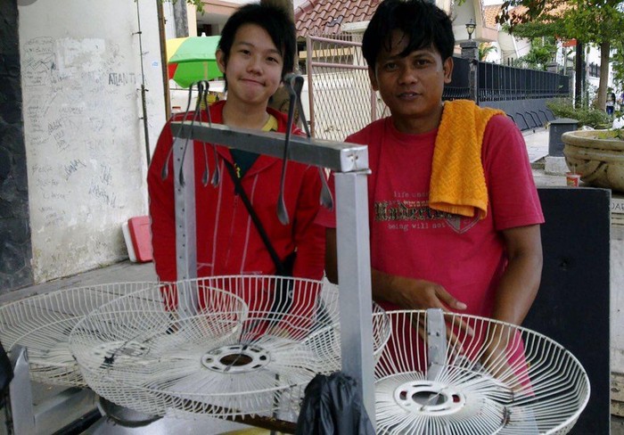 Kreatif! Tutup Depan Kipas Angin Ini Disulap jadi Saringan Makanan