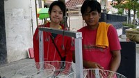 Bukan pakai kipas angin bekas, sepertinya penjual gorengan ini menggunakan kipas angin baru untuk mengambil bagian depannya dan dijadikan saringan seperti ini. Foto: Twitter/Instagram