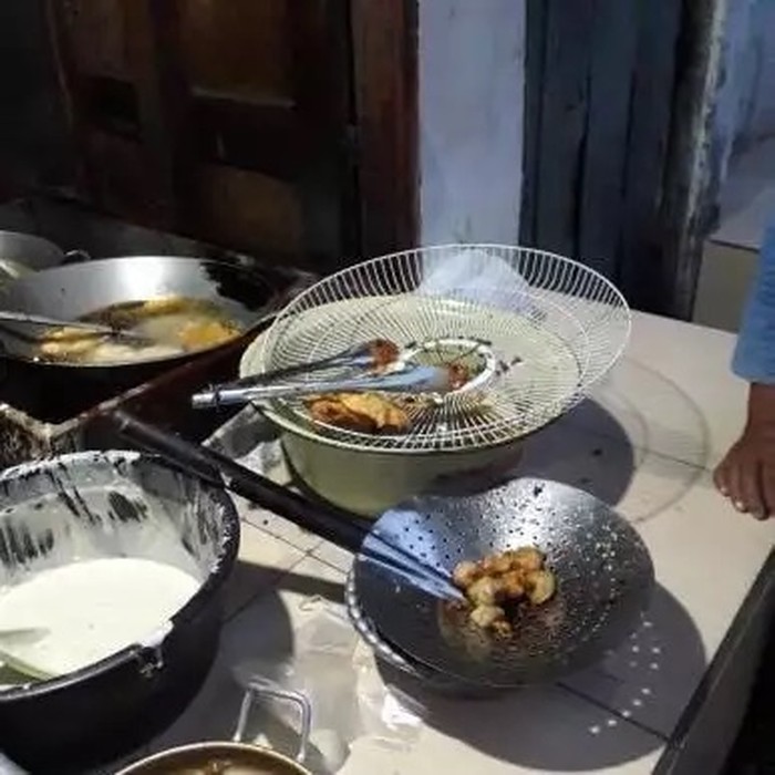 Kreatif! Tutup Depan Kipas Angin Ini Disulap jadi Saringan Makanan