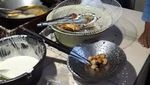 Kreatif! Tutup Depan Kipas Angin Ini Disulap jadi Saringan Makanan