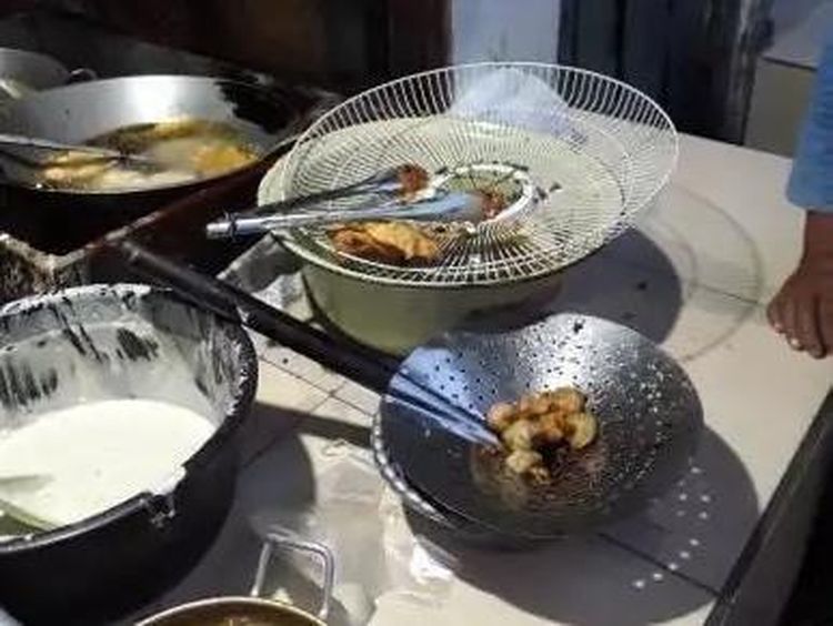 Kreatif! Tutup Depan Kipas Angin Ini Disulap jadi Saringan Makanan