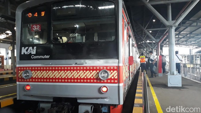 KRL Commuterline di Stasiun Tugu.