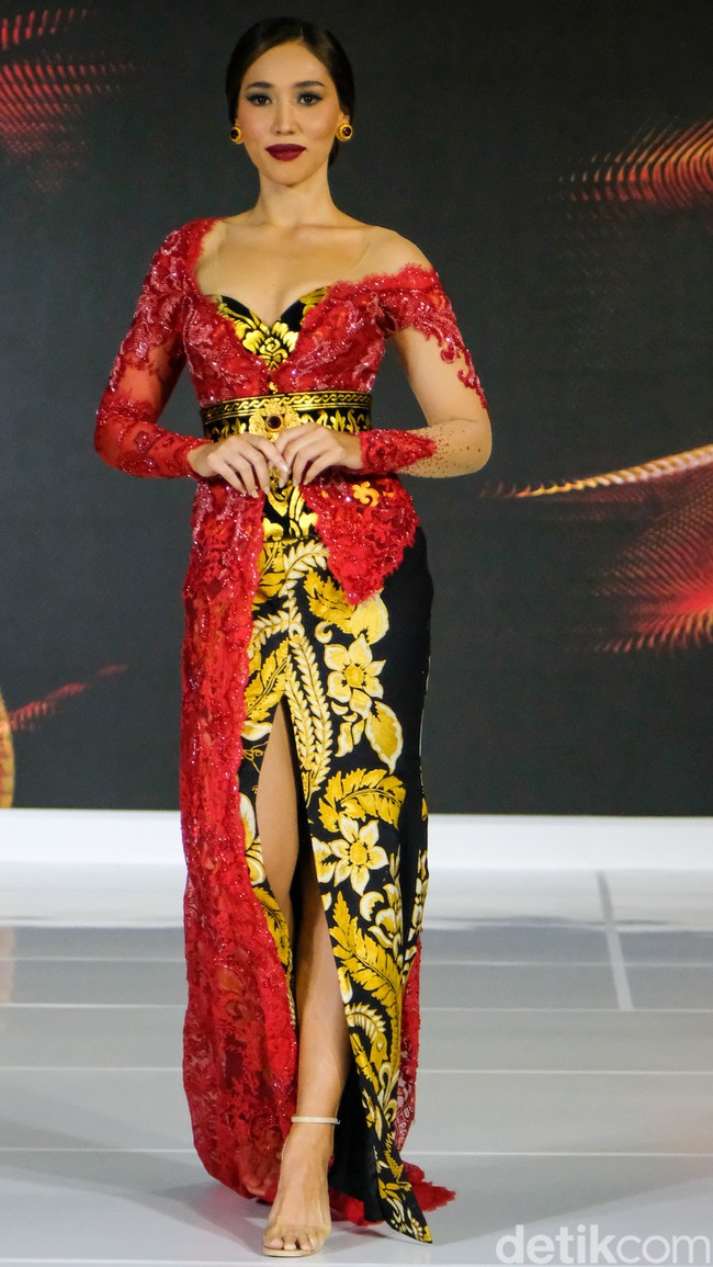 Laksmi juga akan mengenakan kebaya karya Intan Avantie. Kebaya modedl asimetris di bagian bahu dan garis leher itu tampil mewah dengan aksen lace merah dan bahan beludru hitam berhias motif bunga warna emas. Foto: Andhika Prasetia/ Detikcom