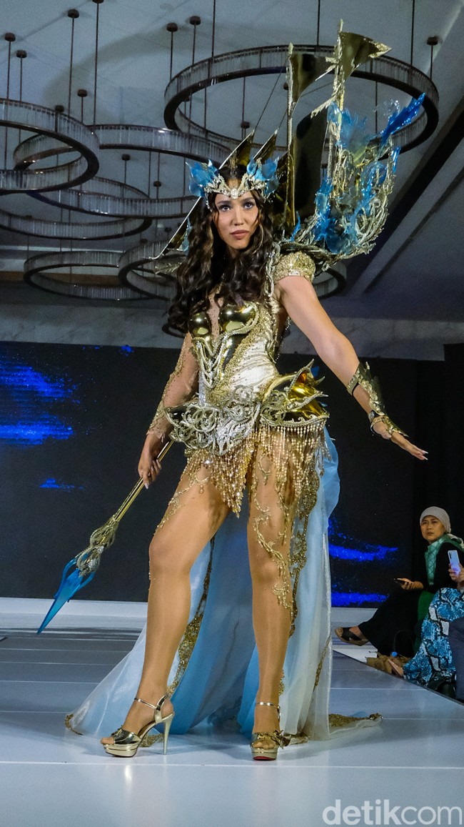 Laksmi akan bersaing dengan 72 finalis dari negara lainnya dalam karantina Miss Universe 2022 yang berlangsung mulai 3 Januari 2023 hingga malam puncak Grand Final pada 14 Januari 2023. Dia juga akan mengenakan kostum nasional Indonesia bertema kapal Phinisi. Foto: Andhika Prasetia/ Detikcom.