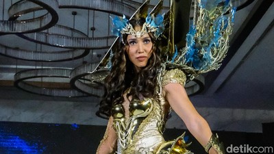 10 Foto Laksmi De Neefe Bawa Kapal Phinisi 6 kg ke Miss Universe 2022