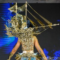 Dari awal saya merasa kok ringan ya ternyata. Karena mungkin sudah menyatu sejak pertama kali saya mencoba wow i love it. Semua orang mengungkapkan saya seperti wonder woman dan saya merasa seperti wonder woman, terangnya sambil tertawa bahagia. Foto: Andhika Prasetia/ Detikcom