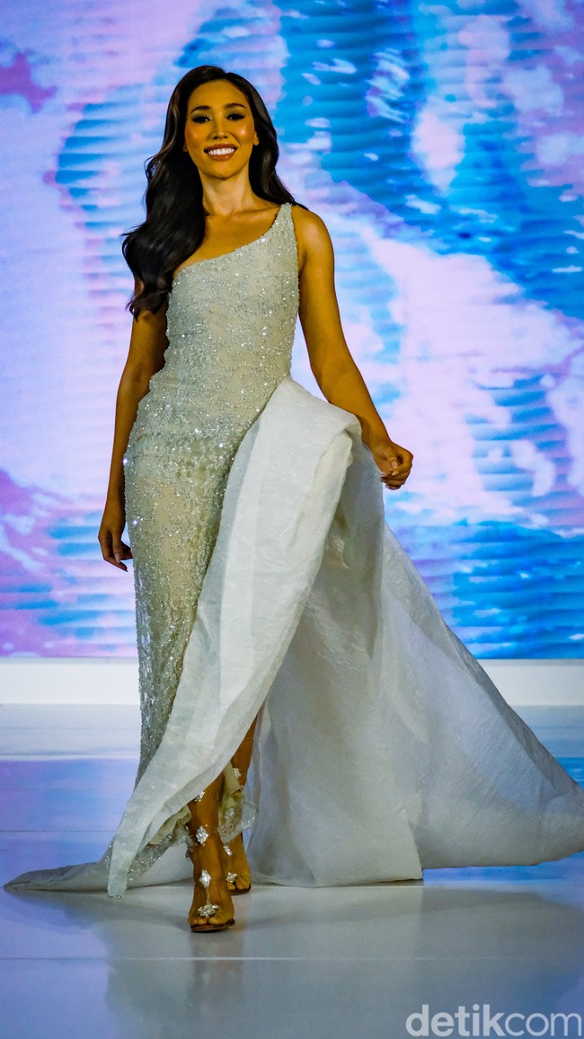 Pada ajang kecantikan bertaraf internasional ini, Laksmi akan menampilkan sederet busana karya desainer Tanah Air. Salah satunya gaun cocktail dari brand MaisonMet yang digawangi Metty Chooa dan evening gown dari Monica Ivena. Foto: Andhika Prasetia/ Detikcom