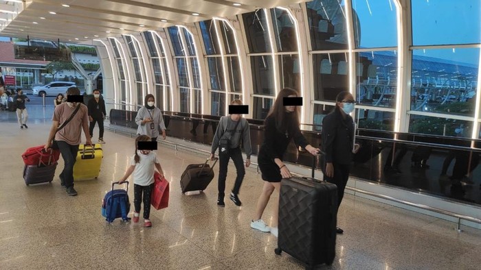 Lima WN Moldova dideportasi Rudenim Denpasar karena sempat menerobos dan mengaku sebagai pemilik vila di Desa Pererenan, Kecamatan Mengwi, Kabupaten Badung. (Dok. Kanwil Kemenkumham Bali)