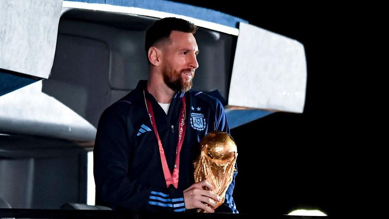 BUENOS AIRES, ARGENTINA - DECEMBER 20:  Lionel Messi holds the FIFA World Cup during the arrival of the Argentina mens national football team after winning the FIFA World Cup Qatar 2022 on December 20, 2022 in Buenos Aires, Argentina. (Photo by Marcelo Endelli/Getty Images)
