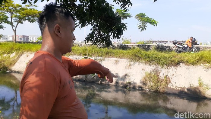 Lokasi penemuan mayat pria mengambang di anak kali Banjir Kanal Barat, Jalan Kokrosono, Semarang, Rabu (21/12/2022).