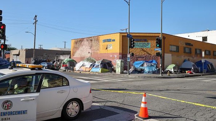 Los Angeles Darurat Gelandangan, Tenda Tunawisma Dimana-mana LOS ANGELES, CA - DECEMBER 20: Homeless people and tents are seen in Los Angeles, California on December 20, 2022. (Photo by Tayfun Coskun/Anadolu Agency via Getty Images)