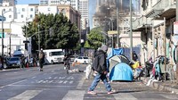 Seperti dilansir AFP, Selasa (13/12/2022), puluhan ribu orang terpaksa tidur di jalanan Los Angeles setiap malamnya, sebuah pemandangan yang mengejutkan banyak pengunjung di salah satu area perkotaan terkaya di dunia.  