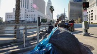 Wali Kota Los Angeles, Karen Bass, yang baru saja dilantik pada Minggu (11/12) waktu setempat, menggunakan hari pertamanya menjabat untuk menetapkan keadaan darurat.  