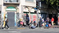 Dalam beberapa hari ke depan, Bass akan menandatangani serangkaian perintah eksekutif yang menargetkan tunawisma, menjanjikan pendekatan agresif untuk memberikan rumah sementara dengan menyewakan apartemen dan kamar-kamar motel setempat.  