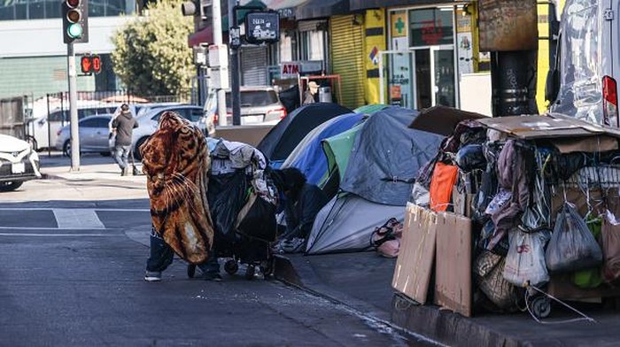 Los Angeles Darurat Gelandangan, Tenda Tunawisma Dimana-mana LOS ANGELES, CA - DECEMBER 20: Homeless people and tents are seen in Los Angeles, California on December 20, 2022. (Photo by Tayfun Coskun/Anadolu Agency via Getty Images)
