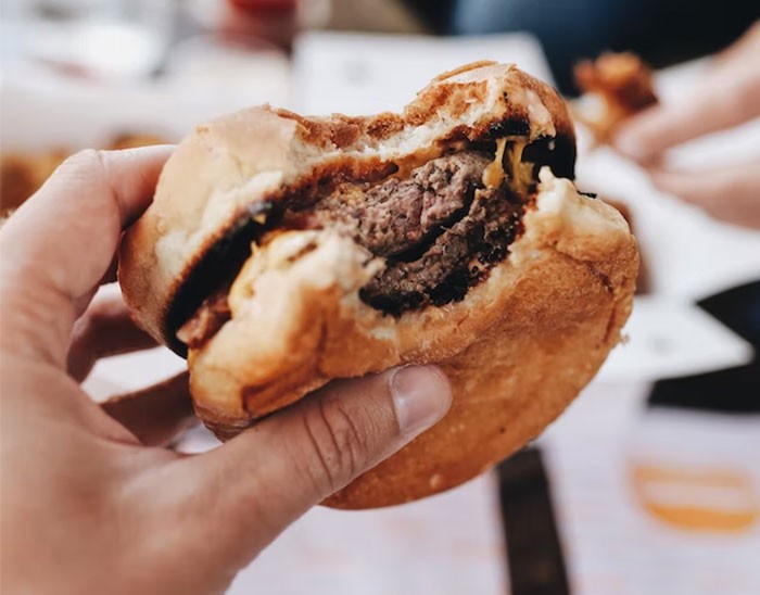 Penumpang Vegan Ini Ngamuk Melihat Orang Makan Burger Di Pesawat