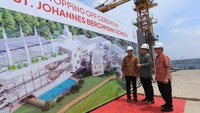 Sekolah ini dibangun di atas lahan seluas 2.5 hektar dengan konsep green building, dilengkapi fasilitas penunjang pembelajaran siswa/i berupa 65 ruang kelas, kolam renang, lapangan basket, lapangan sepakbola, auditorium, lapangan indoor, perpustakaan, ruang teater, kapel dan ruang bermain anak-anak.