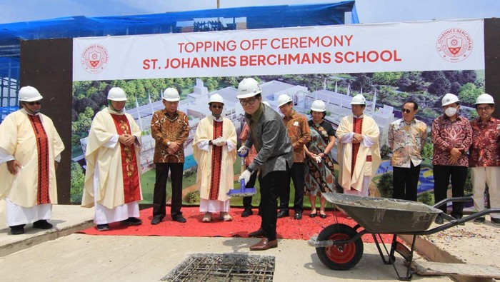 Sekolah St. Johannes Berchmans tengah dibangun di Pantai Indah Kapuk (PIK) 2, Tangerang. Sekolah ini dibangun di atas lahan seluas 2.5 hektar.
