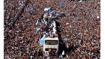 Bus yang ditumpangi Lionel Messi dkk bahkan nyaris tidak dapat melaju di tengah lautan massa. Foto: Twitter