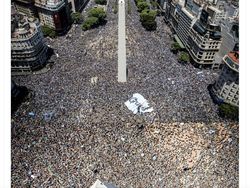 Netizen Terkesima 4 Juta Warga Argentina Sambut Messi Cs