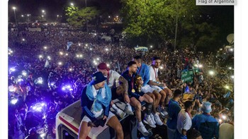 Messi Cs naik di atap bus dan menyaksikan para warga Argentina menyambut mereka. Foto: Twitter