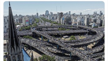 Diestimasai ada 4 juta orang saat ini berjalan di sekitar Buenos Aires, lapor ESPN. Foto: Twitter