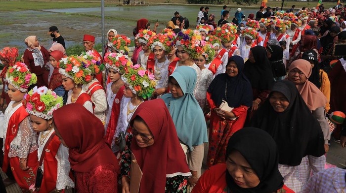Mengenal Adat Ngarot, Tradisi Jelang Musim Tanam Padi di Indramayu Sejumlah gadis mengikuti pesta adat Ngarot di Desa Lelea, Indramayu, Jawa Barat, Rabu (21/12/2022). Pesta adat Ngarot yang diikuti puluhan pemuda dan pemudi berhiaskan mahkota bunga itu merupakan tradisi menjelang musim tanam padi sebagai wujud suka cita masyarakat atas berkah yang diberikan sang pencipta. ANTARA FOTO/Dedhez Anggara/foc.