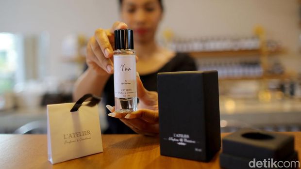 Minyak Wangi L'atelier ini diciptakan sendiri oleh si empunya wewangian yang sesuai dengan kepribadian dirinya, dengan brand atau nama sendiri juga. Ini menjadi simbol pergaulan baru di Bali.