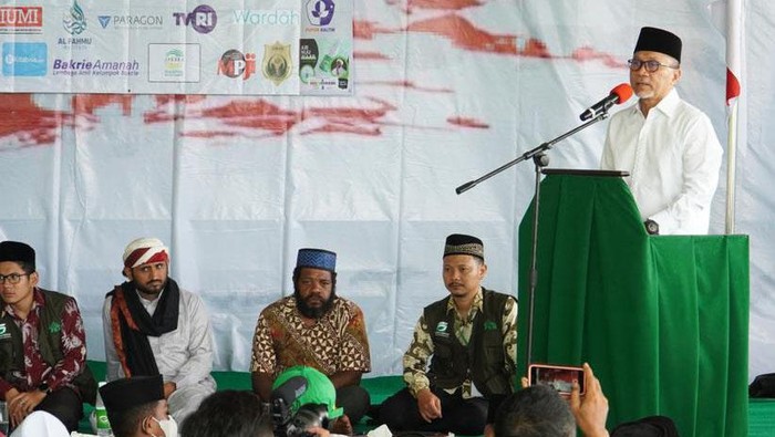 Momen Mendag Hadiri Jambore Dai Internasional di Papua Mendag Zulkifli Hasan menghadiri Jambore Dai Internasional di Distrik Teluk Patipi, Papua. Jambore itu diselenggarakan oleh Ustadz Fadlan Garamatan
