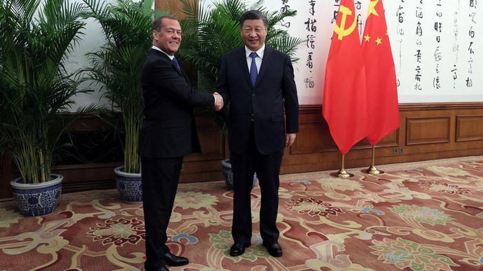 Mantan Presiden Rusia Mendadak Kunjungi China Bertemu Xi Jinping Mantan Presiden Rusia Mendadak Kunjungi China Bertemu Xi Jinping
