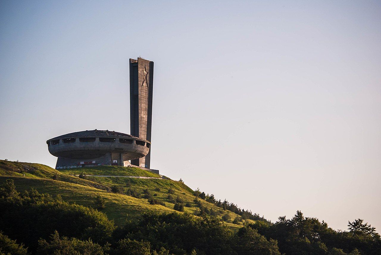 Monumen Buzludzha di Bulgaria.