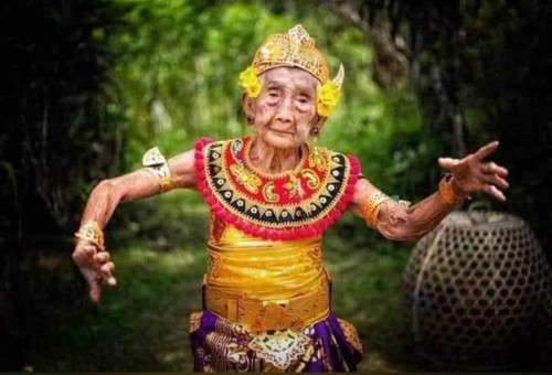 Ni Ketut Nepa atau yang akrab disapa Dadong Barak tutup usia pada Rabu (21/12/2022). Ia adalah satu-satunya maestro Tari Berko yang tersisa.