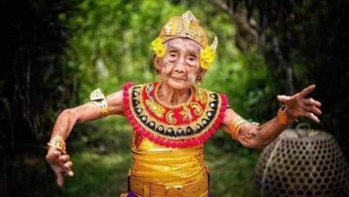 Ni Ketut Nepa atau yang akrab disapa Dadong Barak tutup usia pada Rabu (21/12/2022). Ia adalah satu-satunya maestro Tari Berko yang tersisa.