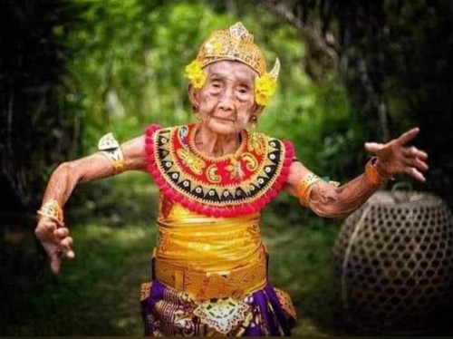 Ni Ketut Nepa atau yang akrab disapa Dadong Barak tutup usia pada Rabu (21/12/2022). Ia adalah satu-satunya maestro Tari Berko yang tersisa.