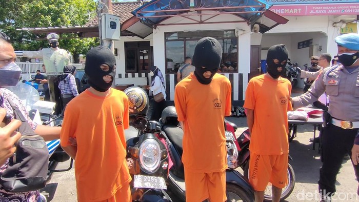 Pelaku pengeroyokan, di antaranya bapak-anak, dihadirkan dalam jumpa pers di Pos Polisi Karangnongko, Wates, Kulon Progo, Rabu (21/12/2022).