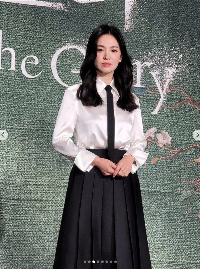 “Dia berusia di atas 40 tahun, tentu saja usianya akan mulai terlihat, dia bukan vampir,” “Dia masih terlihat lebih muda dari usianya,” “Apakah semua orang berharap dia abadi?” tulis sejumlah netizen Korea menimpali komentar negatif tentangnya. Foto: Instagram