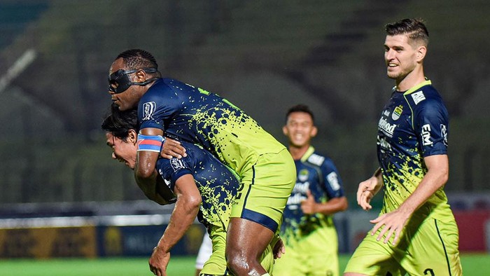 Pemain Persib merayakan gol ke gawang Persita.