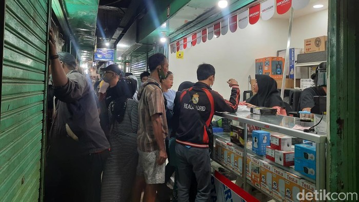 Pembeli STB di Pasar Genteng Surabaya