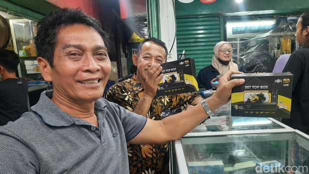 Pembeli STB di Pasar Genteng Surabaya