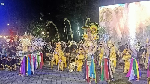 Pembukaan Denpasar Festival (Denfest) ke-15 berlangsung meriah di kawasan Patung Catur Muka, Denpasar, Bali, Rabu (21/12/2022) malam.