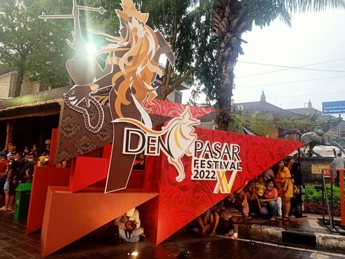 Pembukaan Denpasar Festival (Denfest) ke-15 di kawasan Patung Catur Muka, Denpasar, Bali, molor akibat diguyur hujan deras, Rabu (21/12/202).