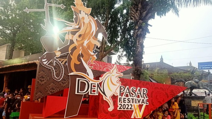 Pembukaan Denpasar Festival (Denfest) ke-15 di kawasan Patung Catur Muka, Denpasar, Bali, molor akibat diguyur hujan deras, Rabu (21/12/202).